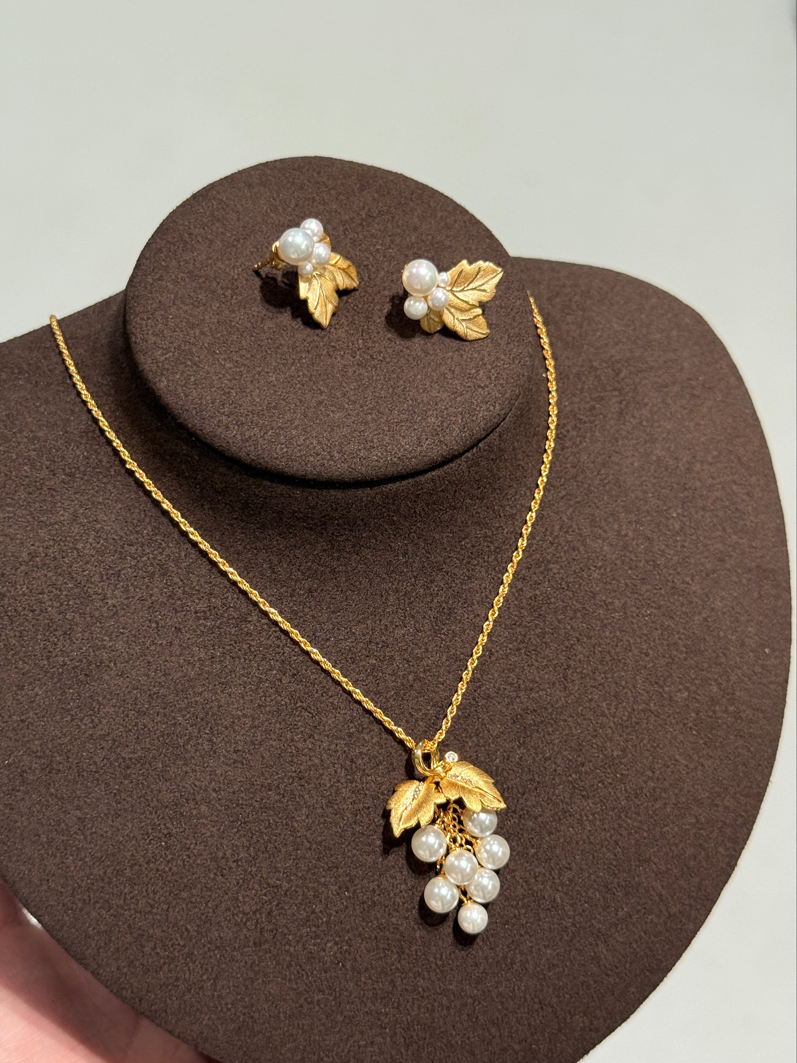 Elysian jewelry 925 silver with 18k plated gold and pearl jewelry set on a brown heart-shaped box
